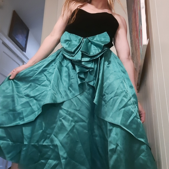 1980's strapless Gunne Sax gown w/ satin bow - Picture 6 of 14